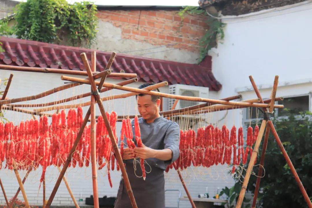 榮業(yè)臘味驚現(xiàn)一群“搵食”密探，有大BOSS來(lái)了……？